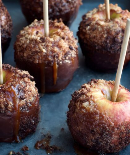Cookie-Coated Caramel Apples Recipe